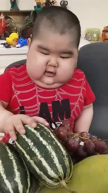 可爱女儿吃瓜日常,女儿的欢乐日常