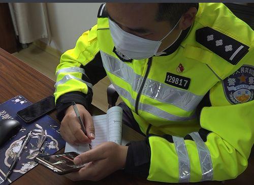 交警查车吃瓜,吃瓜群众围观一幕