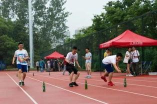 跑到操场吃瓜,共享悠闲时光