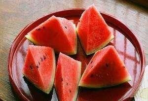 吃瓜 喝水哪个解渴,吃瓜还是喝水？