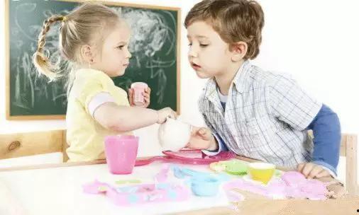 大小孩打架家长吃瓜,大小孩打架，家庭教育成焦点