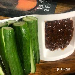 小猫吃瓜蘸酱好吗,趣味宠物美食探索