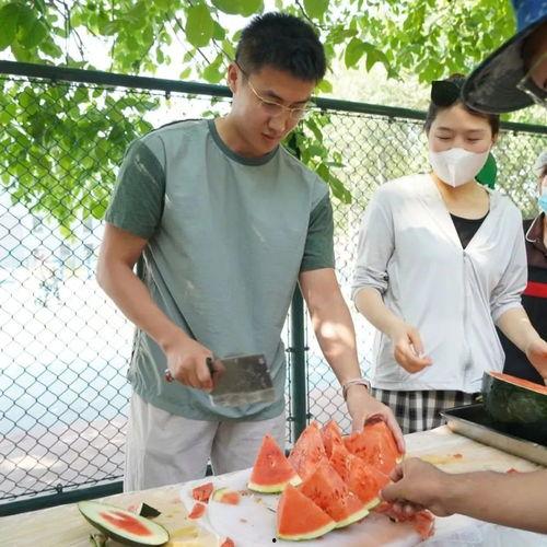 西安职高吃瓜,校园生活里的热点瞬间  第2张