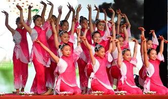 休闲广场吃瓜比赛  第3张